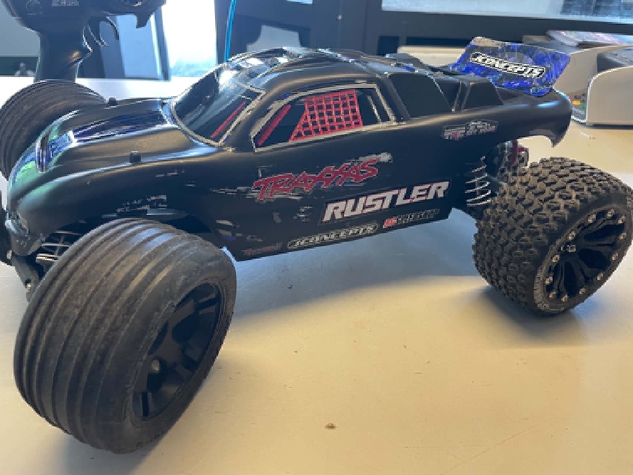 Traxxas Ruslter 2wd Stadium Truck incl accu & lader